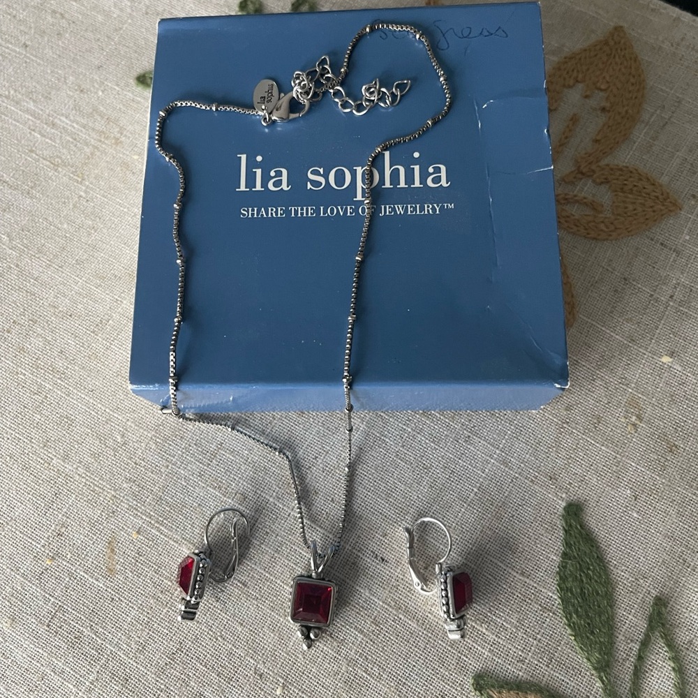 Lia Sophia “Lady In Red” Red Cut Crystal Stone Pendant Silver Tone Necklace - Picture 3 of 4